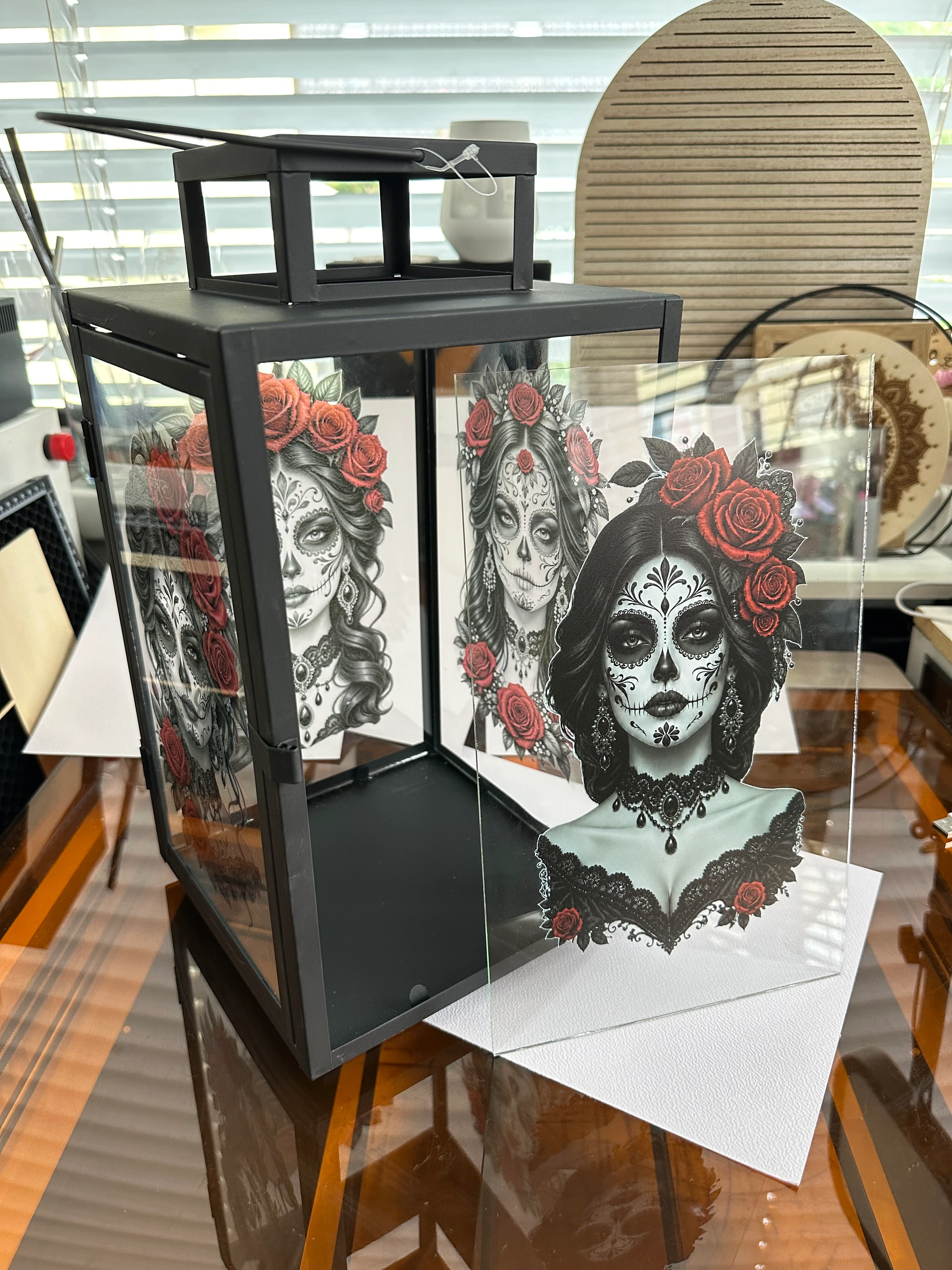 Laterne La Catrina mit roten Rosen